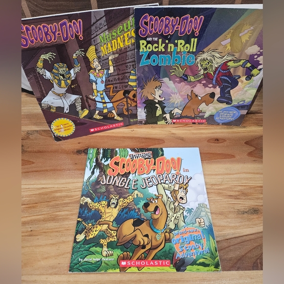 Scooby Doo Paperback Storybooks, Stencil Set & Plush Bundle - Picture 8 of 11